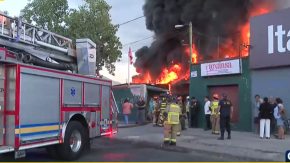 Reportan gran incendio en fábrica de telas en la comuna de Independencia 