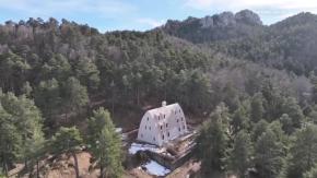 La casa proyectada por Gaudí en medio del bosque