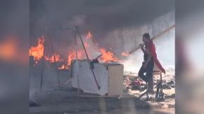 Tenso operativo para retirar rucos del río Mapocho: sujeto provocó incendio y hay una persona detenida