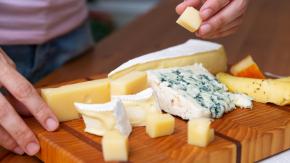 Estudio revela amor por el queso en Chile: Quiénes son los que más consumen, en qué momento y cuál es el preferido