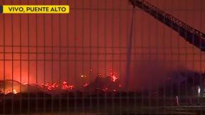 Contenido pero no controlado: Actualizan estado de incendio en Papelera de Puente Alto