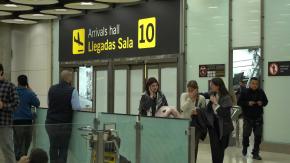 Con un tráfico aéreo limitado, empiezan las evacuaciones desde Oriente Medio