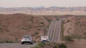 Cómo una carretera en el desierto de California redefinió "Una batalla tras otra"