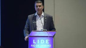 En precampaña en Brasil, Flávio Bolsonaro exalta el modelo de seguridad de Bukele