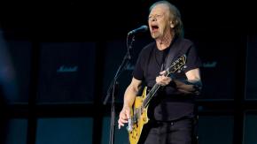 Hospitalizan en Argentina a Stevie Young, guitarrista de AC/DC