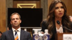 Revelan fotos de la "doble vida" del esposo de la exsecretaria de Seguridad de EE.UU: aparece vestido de mujer