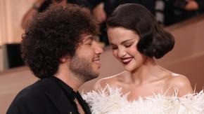 El insólito momento que protagonizó Selena Gómez con los pies “sucios” de su pareja: generó divididas reacciones