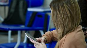 ¿Qué es la "joroba millennial"? alertan por efectos del uso de pantallas en la postura y salud física