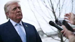 Trump dice que EEUU estudia "reducir gradualmente" las operaciones militares en Irán