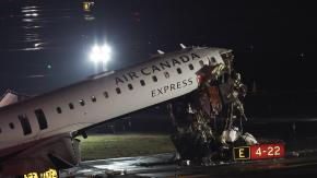 Avión choca con camión de Bomberos en Aeropuerto de Nueva York: Hay dos muertos