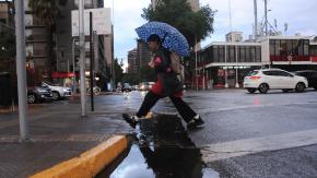 ¿Te sorprendió la lluvia en Santiago? Anticipan más precipitaciones esta semana y un otoño “como los de antes”