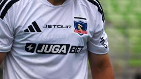 La piratería golpea a Colo-Colo: B&N se querella tras ser alertado por Aduanas sobre ingreso de camisetas falsificadas