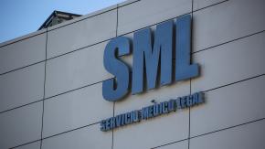 En el patio y con restos en el suelo: SML debió arrendar containers para albergar cuerpos por capacidad desbordada