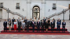 Presidente Boric se tomó la última foto oficial con su gabinete: los cambios con la primera imagen en 2022