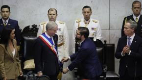 Boric revela qué era el papel que le entregó a Kast en el cambio de mando