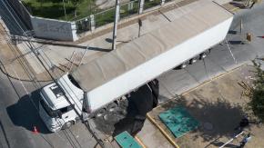 VIDEO | Así fue el impactante momento en el que camión cayó a socavón en Renca