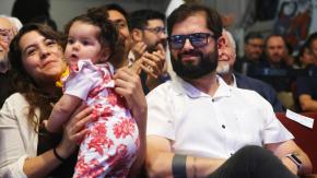 Expresidente Boric reaparece tras dejar La Moneda: Llegó junto a su pareja e hija a congreso del Frente Amplio