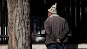 Empresa de bolsas ofrece trabajo a mayores de 80 años en sus casas: así puedes postular