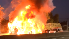 Camión se quema en plena Ruta 5 a la altura de San Miguel: tránsito se mantiene parcialmente cortado