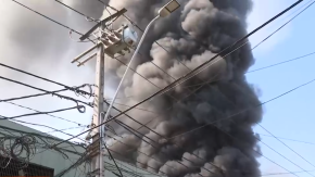 Bomberos combate gigantesco incendio en Santiago: columna de humo es visible desde diferentes puntos