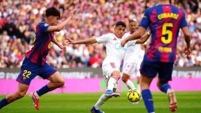 "Perdido": Así criticaron a Alexis los medios españoles tras goleada de Barcelona a Sevilla