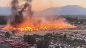 Solicitan evacuar sector de Puente Alto tras incendio descontrolado en la Papelera