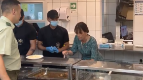 VIDEO | María Pía Adriasola sorprende sirviendo almuerzos a funcionarios en el casino de La Moneda