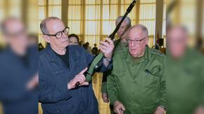 Silvio Rodríguez recibió fusil ruso AKM que pidió para defender a Cuba de un eventual ataque de Estados Unidos