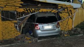 Dos lesionados tras impacto de automóvil contra vivienda en Renca: funcionaba como cité
