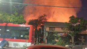 VIDEO | Los impactantes registros del incendio en la papelera CMPC en Puente Alto 
