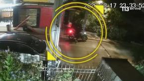 VIDEO | El registro que muestra el momento en que funcionario de la PDI balea a asaltantes en local de Estación Central