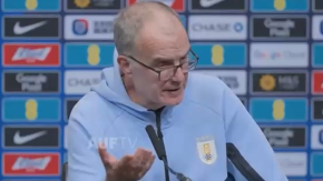 VIDEO | El incómodo momento que vivió Marcelo Bielsa en una conferencia de prensa