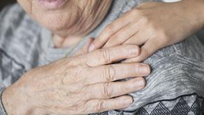 La historia del periodista que donó el cuerpo de su madre a la ciencia, pero lo utilizaron para probar una bomba