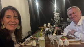 "Nuestro primer martes de pololeo en el centro de Santiago": La fotografía del Presidente y Primera Dama compartiendo su popular tradición