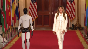 Melania Trump sorprende al llegar con robot humanoide a reunión con Briggitte Macron y otras autoridades