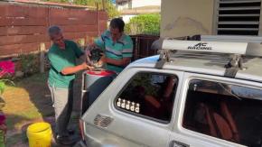 Ante el bloqueo de petróleo de EEUU, un cubano abastece su coche con carbón vegetal