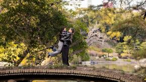 "Pedí una mujer como tú": Artista urbano chileno le propuso matrimonio a su novia en espectacular viaje a Japón