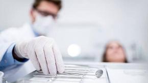Formalizan a dentista por presunta negligencia en Punta Arenas: Paciente perdió nueve dientes