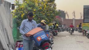 Entrega rápida: el coste humano del auge del "quick commerce" en India