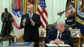 Trump asegura que Irán pide un alto el fuego pero Teherán lo desmiente