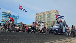 Cubanos piden frente a embajada de EEUU en La Habana el fin del bloqueo