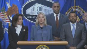 Trump despide a su fiscal general, Pam Bondi