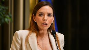 "Tengo ya retirado el dinero​​": Los chats en los que asesores de Camila Flores aceptaban millonarios recortes de sueldos