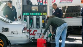 CLAPES UC proyecta de cuánto sería alza de las gasolinas esta semana y prevé reducción de precios en ajuste de mayo
