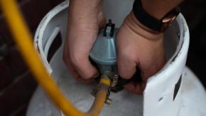 Fallida compra de vales de gas para familias: Alcaldes denuncian sobreprecios de empresas