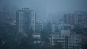 ¿Lloverá en Santiago tras frío amanecer? Pronostican sistema frontal en cinco regiones del país