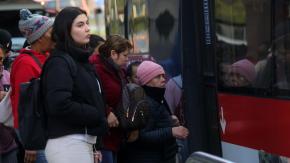 Filas en paraderos: ¿Hay menos micros en Santiago? 