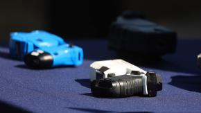 Inmoviliza durante cinco segundos: Así funcionan las pistolas Taser entregadas a Carabineros