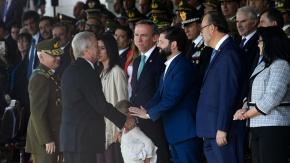 Así fue el saludo entre el Presidente Kast y el expresidente Boric en el aniversario de Carabineros Así fue el saludo entre el Presidente Kast y el expresidente Boric en el aniversario de Carabineros
