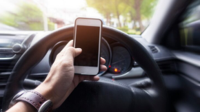 ¿Quiénes son los famosos acusados por la ONG No Chat por usar el celular al volante? 